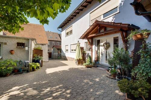 Hof / Eingang Haupthaus - 7 Zimmer Mehrfamilienhaus, Wohnhaus zum Kaufen in Kitzingen