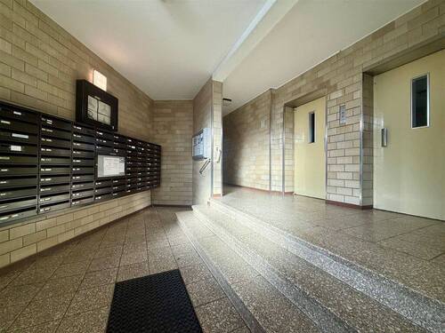 Hauseingang mit Briefkastenanlage - Etagenwohnung mit 57,30 m&sup2; in Kiel zum Kaufen