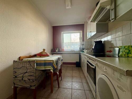 Küche mit Küchenzeile und Fenster - 