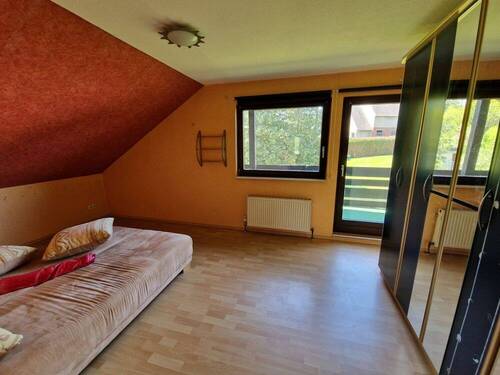 Zimmer mit Loggia im Obergeschoss - 