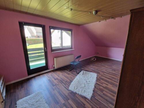 Zimmer mit Loggia im Obergeschoss - 