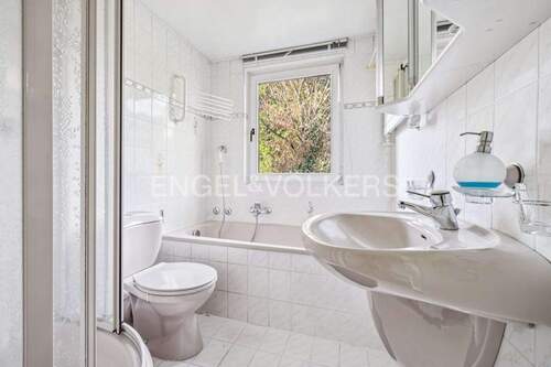 Vollbad mit Wanne und Dusche im Obergeschoss - 