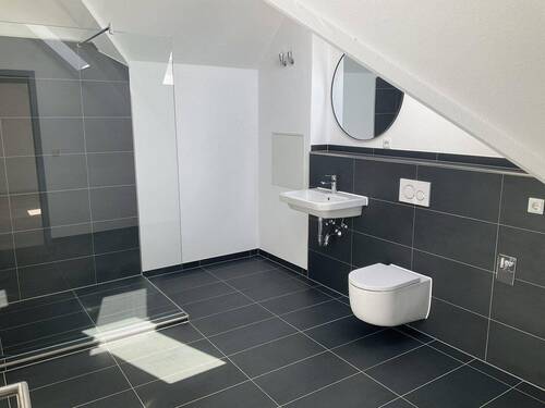 Bild 1 - Frisch renovierte Maisonette mit Balkon, Fahrstuhl und Tiefgaragenstellplatz