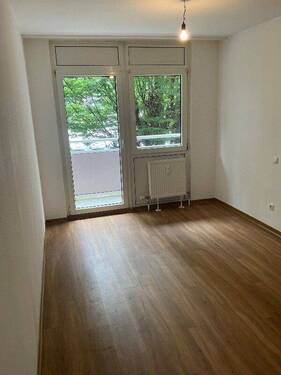 Kinderzimmer mit braunem Bodenbelag und weiß gestrichenen Wänden. - 3 Zimmer Etagenwohnung in Offenbach am Main
