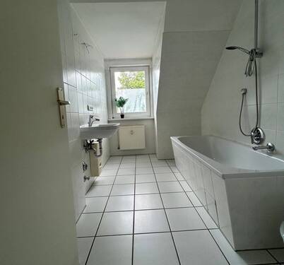 Blick ins Vollbad mit Fenster... - Etagenwohnung mit 42,00 m&sup2; in Hamburg zum Kaufen