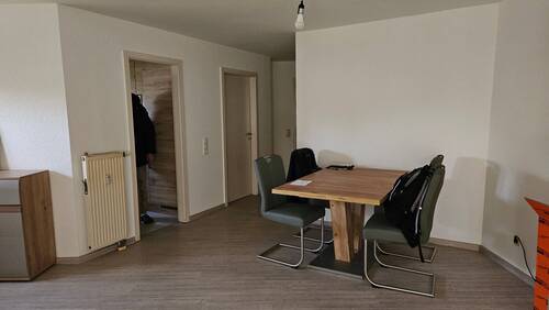 Blick aus WZ zu Küche+ST-Tür - 