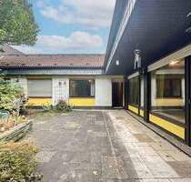 Leverkusen-Rheindorf: Wohnhaus mit Büro, Garten & Wellness - ca. 298 m² Wohn-Nutzfläche