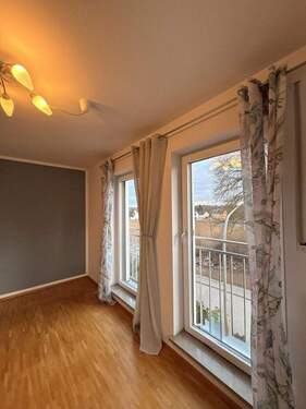 Schlafzimmer mit Ausblick - Einfamilienhaus mit 183,00 m&sup2; in Regensburg zur Miete