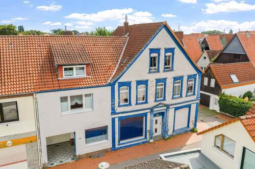 Vorderansicht - **Ein Haus mit Charakter. Ein Ort mit Möglichkeiten. Eine Investition mit Zukunft.**