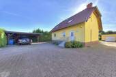 Vorfahrt mit Carport - 