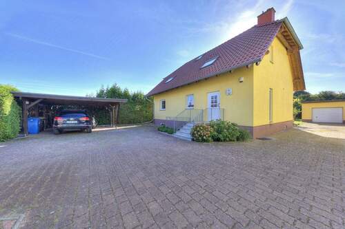 Vorfahrt mit Carport - 
