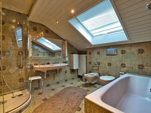 Bad mit Dusche und Wanne - 