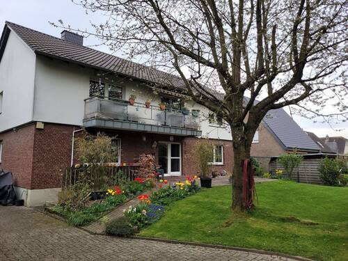 Blick auf Garten und Terrasse - Eigener Garten, Erdgeschoss Wohnung mit großer Terrasse in Wesel, Obrighoven