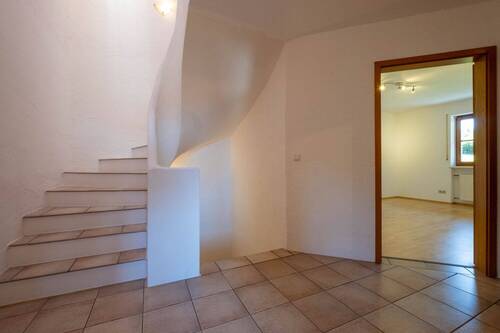 Diele OG mit Treppe ins DG - 