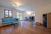 offener Wohn-Essbereich mit Holzofen - 