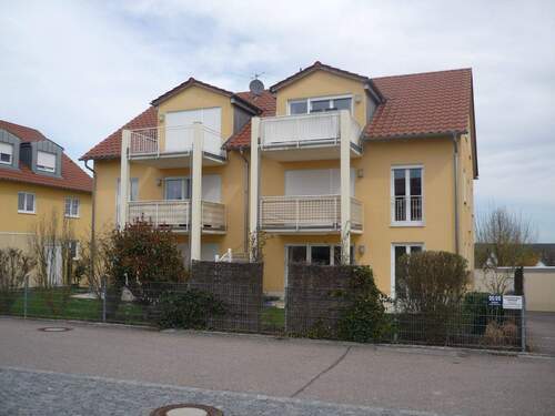 Gebäudeansicht - 2-Zimmer-Dachgeschosswohnung mit Balkon und Einzelgarage