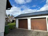 Garagen von Süden - 5 Zimmer Mehrfamilienhaus, Wohnhaus zum Kaufen in Heroldsberg