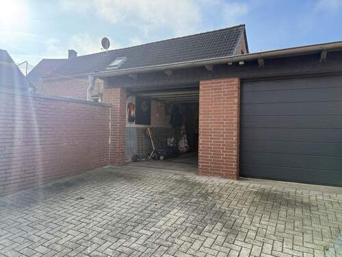 Doppelgarage mit elektrischen Rolltoren - 