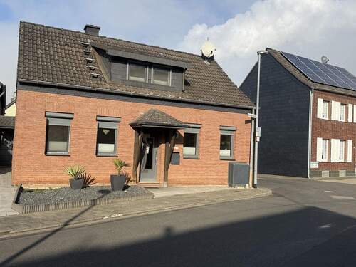 Hausansicht - Frontseite - 4 Zimmer Einfamilienhaus zum Kaufen in Bedburg