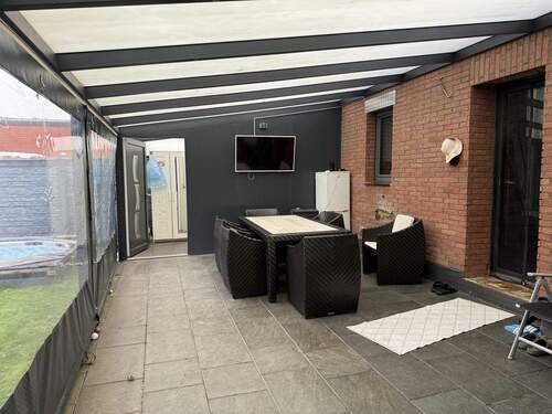 Hausbreite, überdachte Terrasse - 4 Zimmer Einfamilienhaus in Bedburg