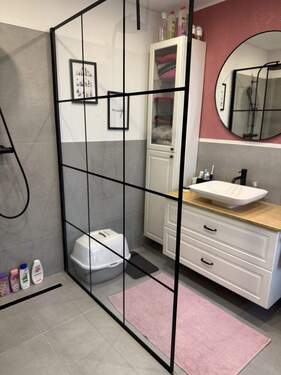 Badezimmer mit großer Dusche - 