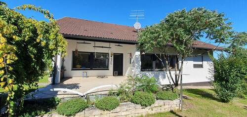 Außenansicht mit Terrasse - Großzügiges EFH mit 1.040 m² Grundstück - ideal für Pendler MünchenIngolstadt (A9 in 5 Min.)