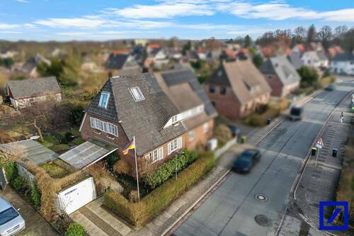 Luftansicht seitlich vorne - 5 Zimmer Doppelhaushälfte in Bremen