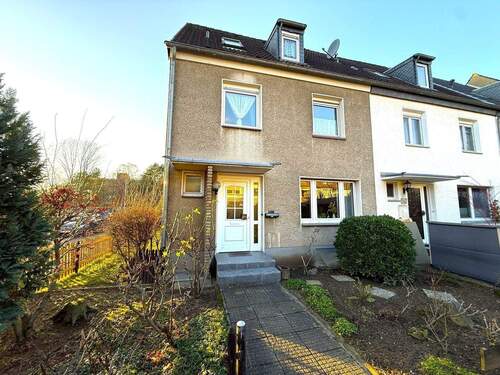 Außenansicht vorne - Wo Zukunft ein Zuhause findet - Substanz mit Seele - Rheinendhaus für Familien mit Vision