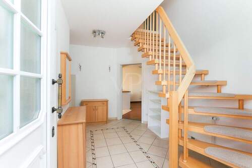 Hausflur mit Treppe - 5 Zimmer Einfamilienhaus zum Kaufen in Berlin