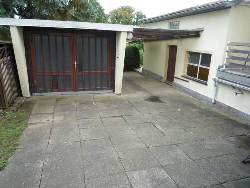 Garage und Hofbereich - 