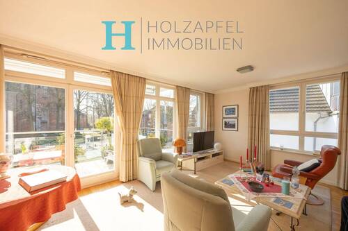 Wohnzimmer mit Zugang zum Balkon - 4 Zimmer Etagenwohnung zum Kaufen in Rellingen