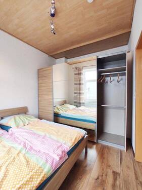 Schlafzimmer mit Einbauschrank - 