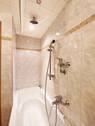 Badezimmer mit Duschwanne - 
