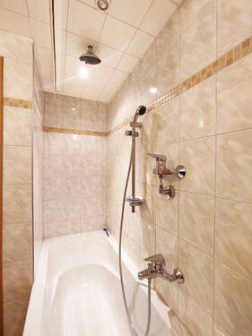 Badezimmer mit Duschwanne - 