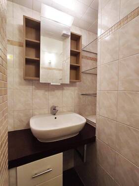 Badezimmer mit Spiegelschrank - 