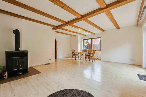 Wohnzimmerbereich mit Kamin - 4 Zimmer Doppelhaushälfte in Hösbach