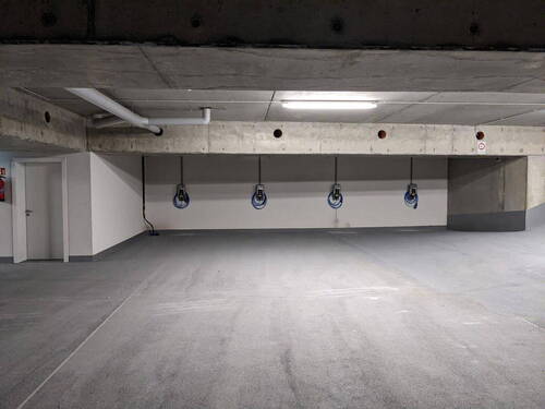 Tiefgarage mit E-Ladestationen - 