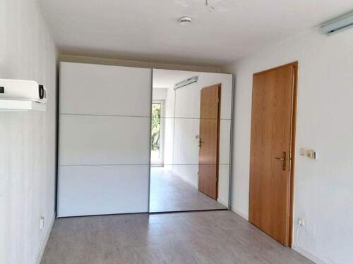 Schlafzimmer mit Einbauschrank - 