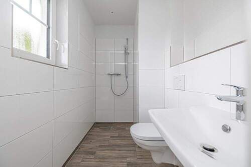 Gäste-WC mit Dusche - 