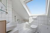 Bad mit Badewanne in 2. Ebene - 
