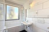 Badezimmer - 3 Zimmer Etagenwohnung zum Kaufen in Lohmar