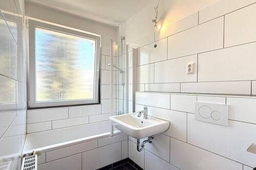 Badezimmer - 3 Zimmer Etagenwohnung zum Kaufen in Lohmar