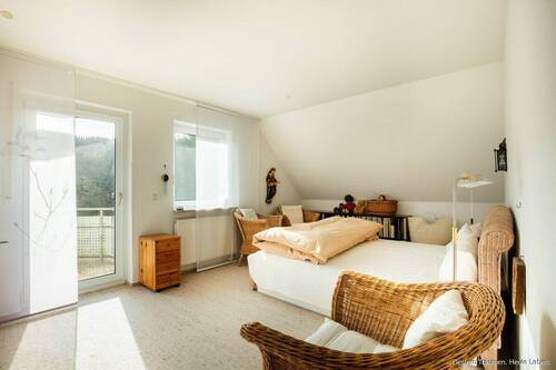 Schlafzimmer mit Zugang zum Balkon - 3 Zimmer Etagenwohnung zum Kaufen in Feldberg / Altglashütten