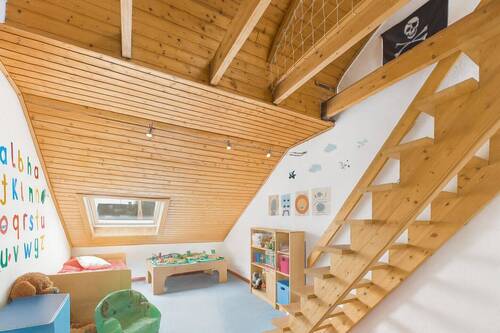 Kinderzimmer mitr Aufgang zur Empore - 
