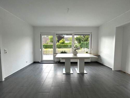 Essbereich mit Zugang zur Terrasse - 