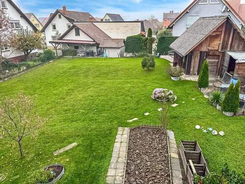 Blick vom Balkon in den Garten - 