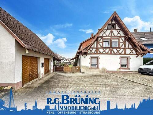 Zweifamilienhaus in Ebringen mit großem Grundstück - 8 Zimmer Mehrfamilienhaus, Wohnhaus zum Kaufen in Ebringen