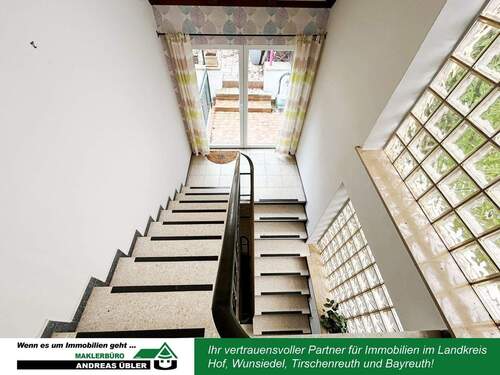 Treppenhaus - 1 Zimmer Mehrfamilienhaus, Wohnhaus in Schirnding