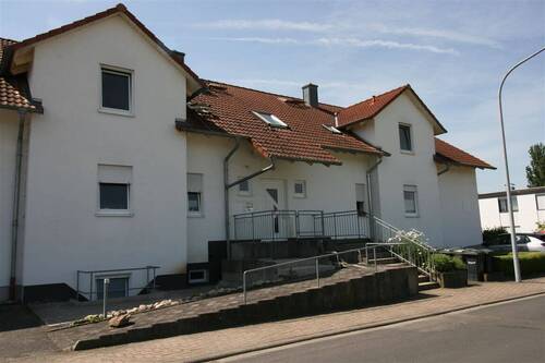Hausansicht - 2 Zimmer-Wohnung mit Balkon im Dachgeschoss von Ziegenhain in ruhiger Lage zu vermieten
