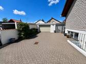 Hofeinfahrt mit Garage - 